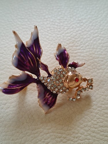 Violet gold fish brooch - ,