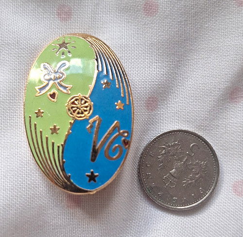 Gold tone oval enamelled - gold,