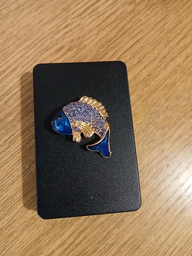 Rhinestoned blue fish brooch - blue,