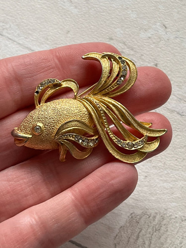 Vintage gold tone fish - gold,