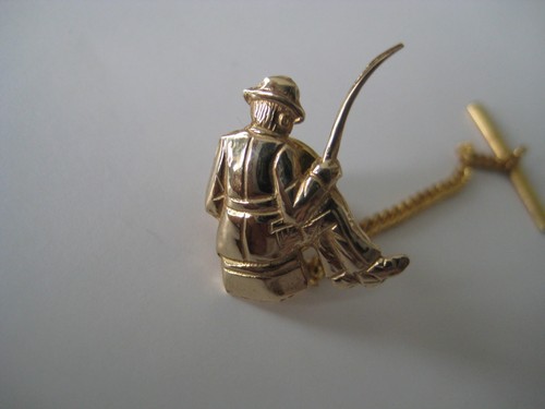 Solid 9ct gold fishing - 9ct, brooch