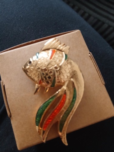 Gold fish brooch - gold,