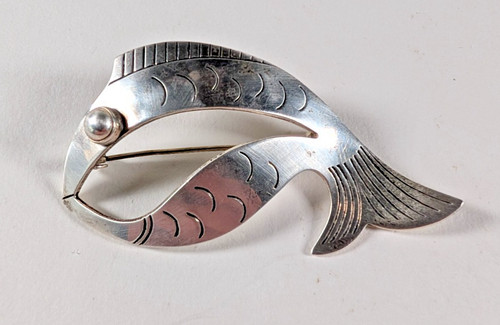 Curvy fish brooch - curvy, danish